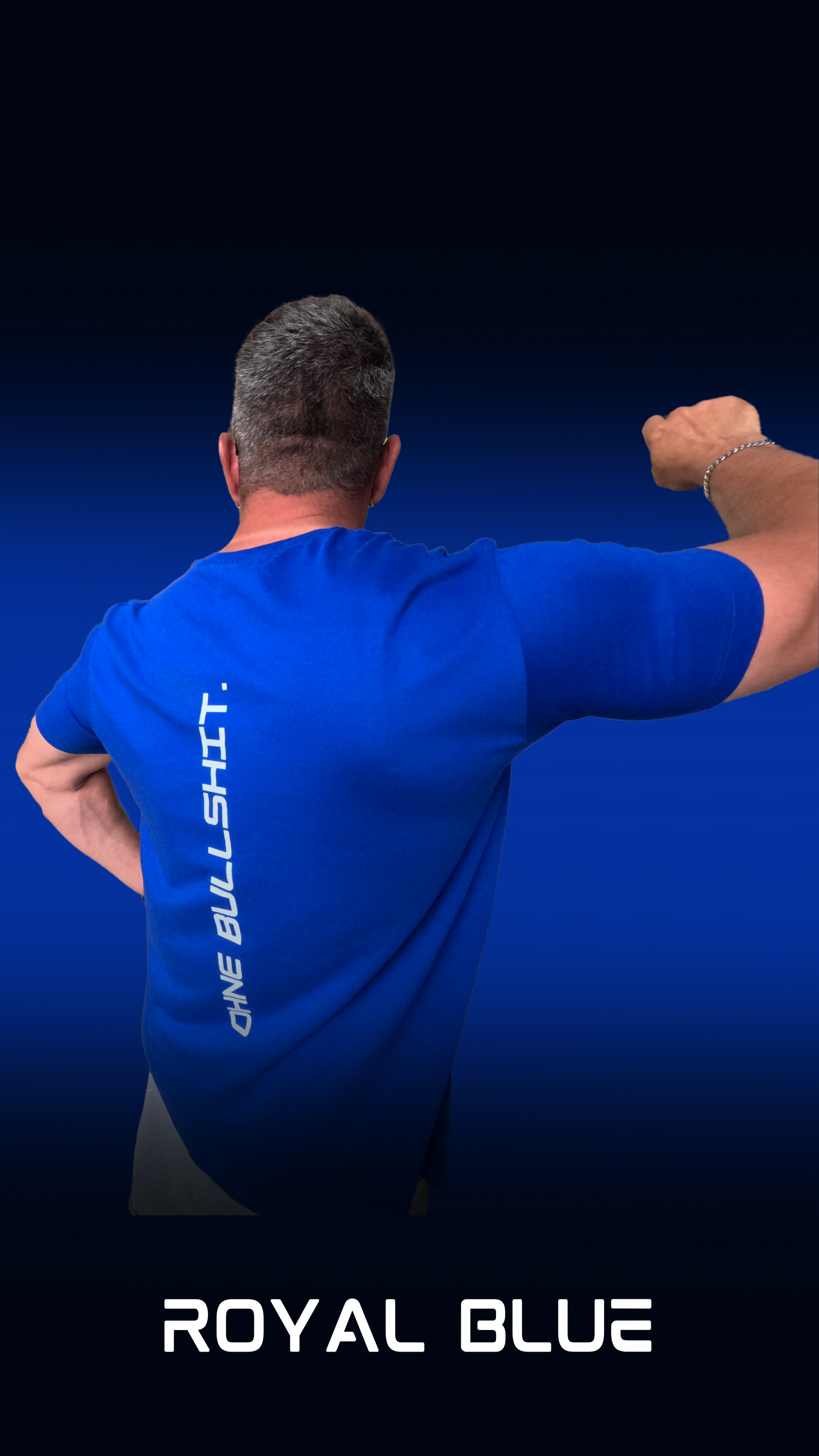 Ein männliches Model Rückenansicht mit einem Single-Jersey Bio Organic T-Shirt - OHNE BULLSHIT. Kurze Ärmel und Rundhalsausschnitt.
Normale eher körperbetonte Passform
100 % sanforisierte Bio-Baumwolle, ringgesponnen und gekämmt. In der Farbe Royal Blue.