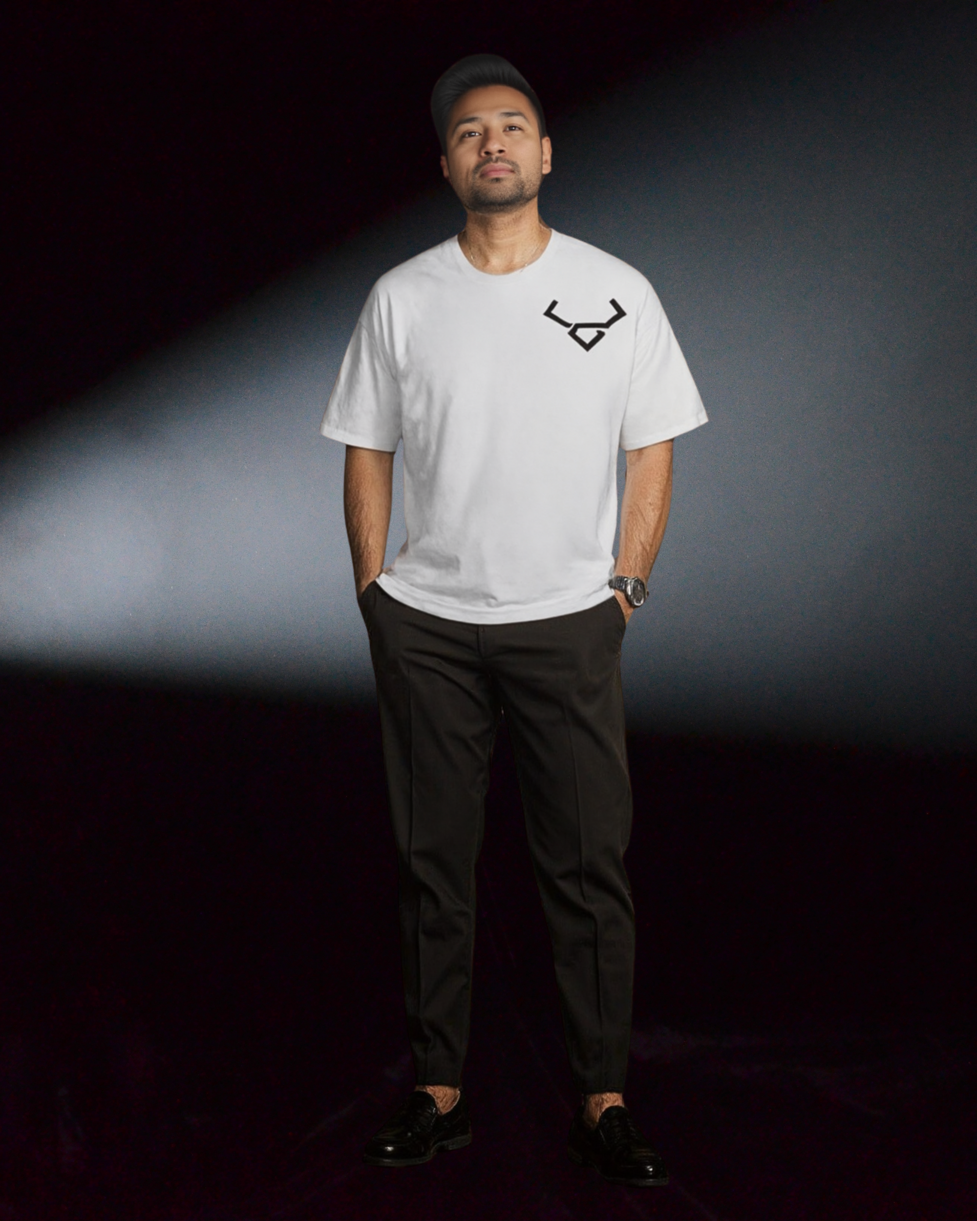 ein männliches Model stehend in einer Pose mit dem Eco Oversized Premium Shirt - Blender *Black Label Edition in weiß 