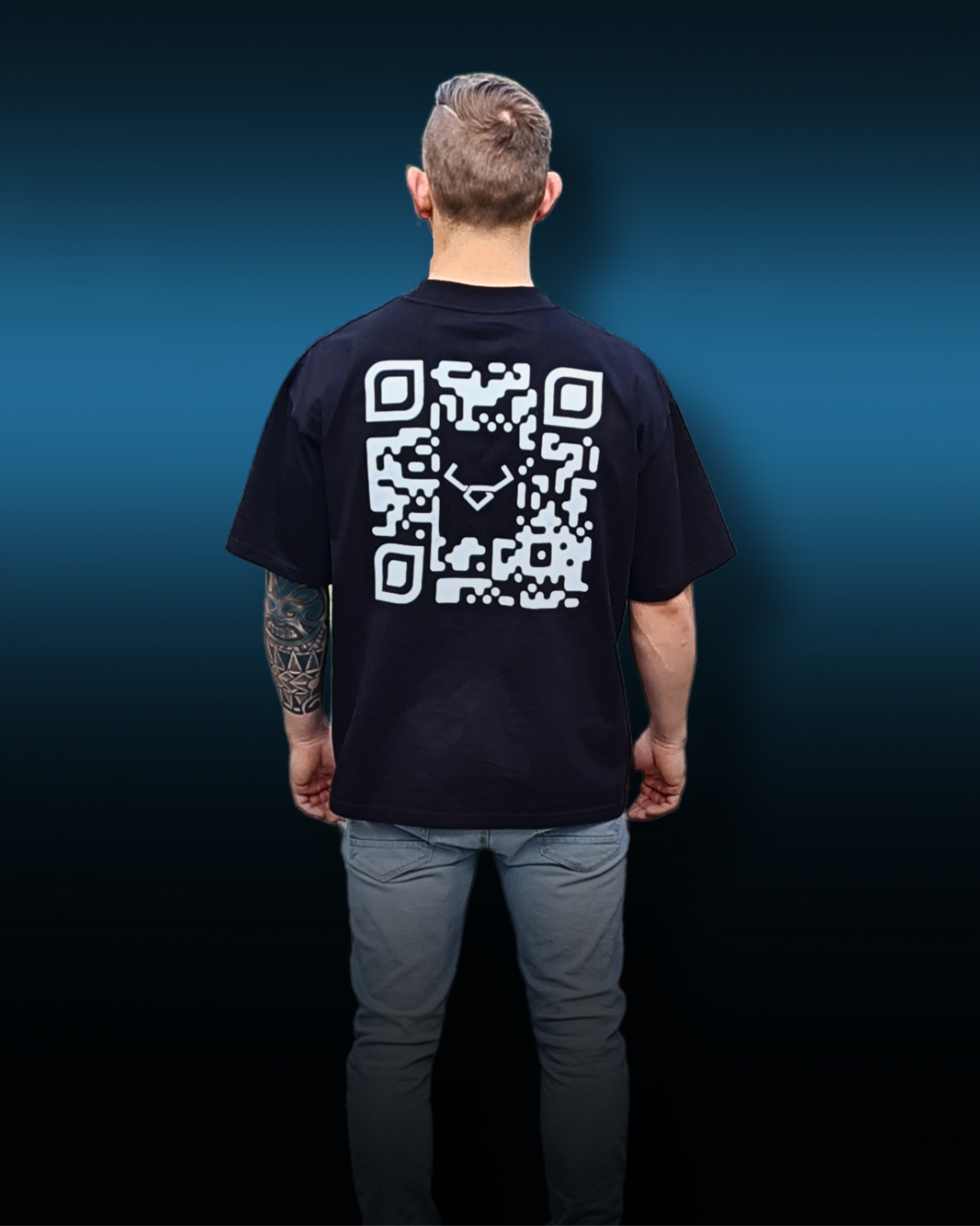 Ein männliches Model trägt unser beliebtes Classic Premium Shirt mit BULLS & BULQ Logo Schrift vorn und hinten auffälliger QR Code Design Digitalprint 

Unisex übergroßes T-Shirt mit hohem Kragen

Eingesetzte Ärmel

Überschnittene Schultern

1x1 Rippstrick-Mockneck-Kragen

Nackenband innen am Rücken

Doppelnadelsteppstich an Ärmeln und Saum

200g/m Premium Gewicht
