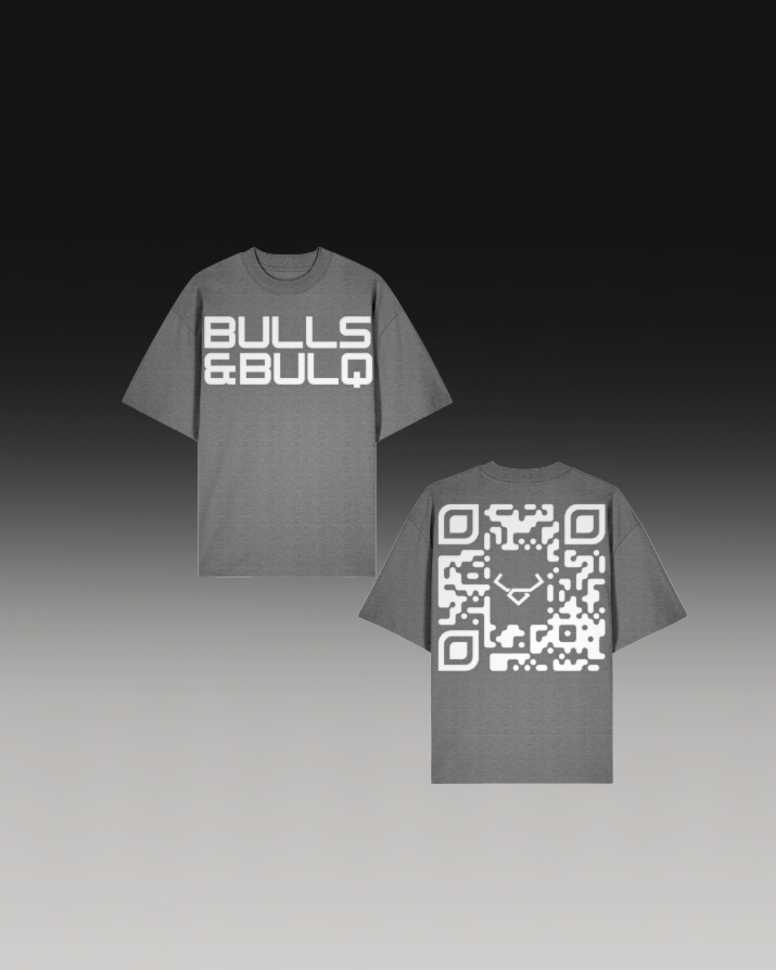 unser beliebtes Classic Premium Shirt mit BULLS & BULQ Logo Schrift vorn und hinten auffälliger QR Code Design Digitalprint in grau 

Unisex übergroßes T-Shirt mit hohem Kragen

Eingesetzte Ärmel

Überschnittene Schultern

1x1 Rippstrick-Mockneck-Kragen

Nackenband innen am Rücken

Doppelnadelsteppstich an Ärmeln und Saum

200g/m Premium Gewicht
