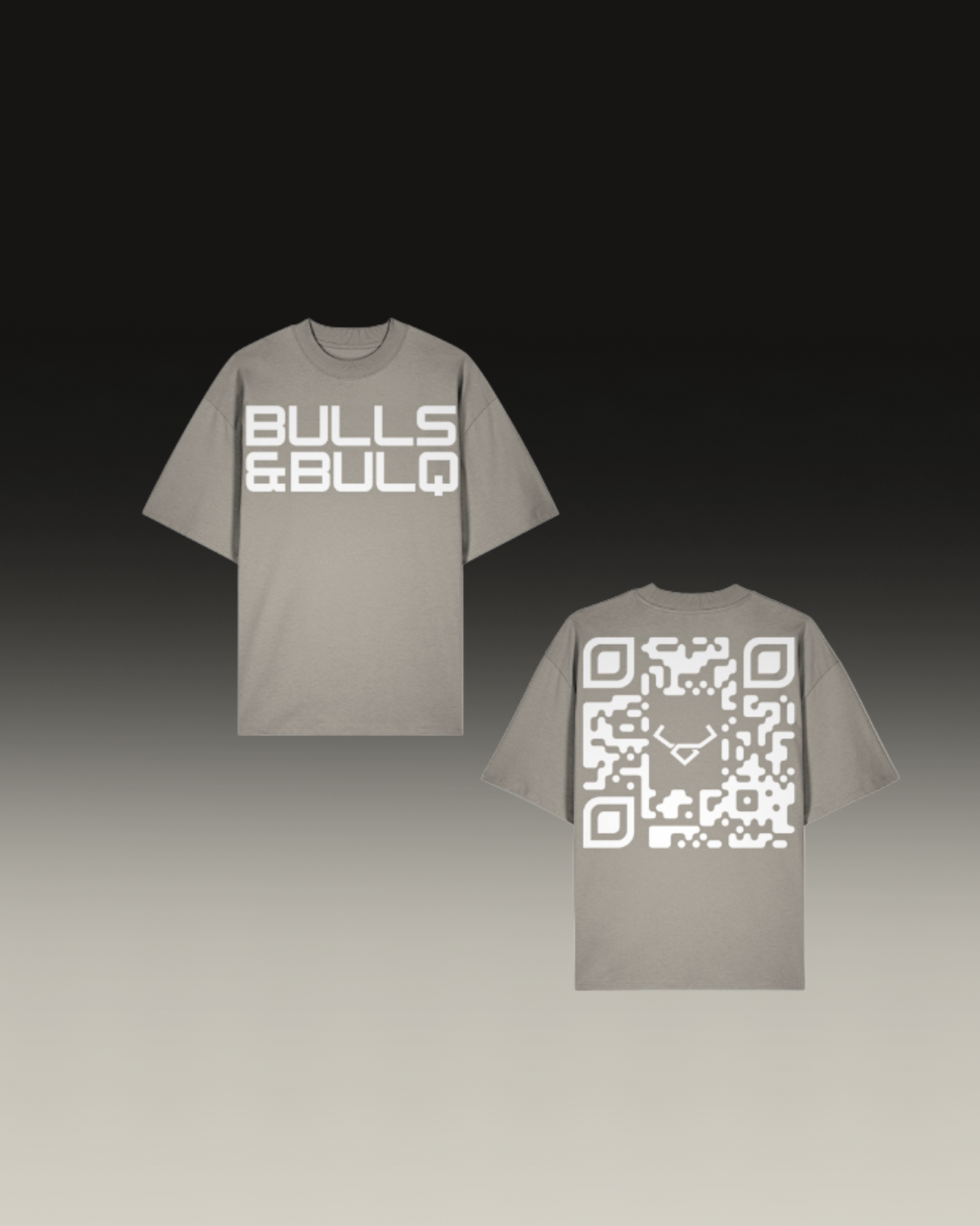 unser beliebtes Classic Premium Shirt in sandsteinfarbend (stone) mit BULLS & BULQ Logo Schrift vorn und hinten auffälliger QR Code Design Digitalprint 

Unisex übergroßes T-Shirt mit hohem Kragen

Eingesetzte Ärmel

Überschnittene Schultern

1x1 Rippstrick-Mockneck-Kragen

Nackenband innen am Rücken

Doppelnadelsteppstich an Ärmeln und Saum

200g/m Premium Gewicht
